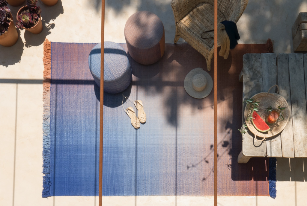 In the same way that colors flow in the sky, the new outdoor versions of Nanimarquina Shade rugs achieve an intricate and emotional gradient. The rugs and complimentary poufs are designed by Turkish designer, Begüm Cana Özgür